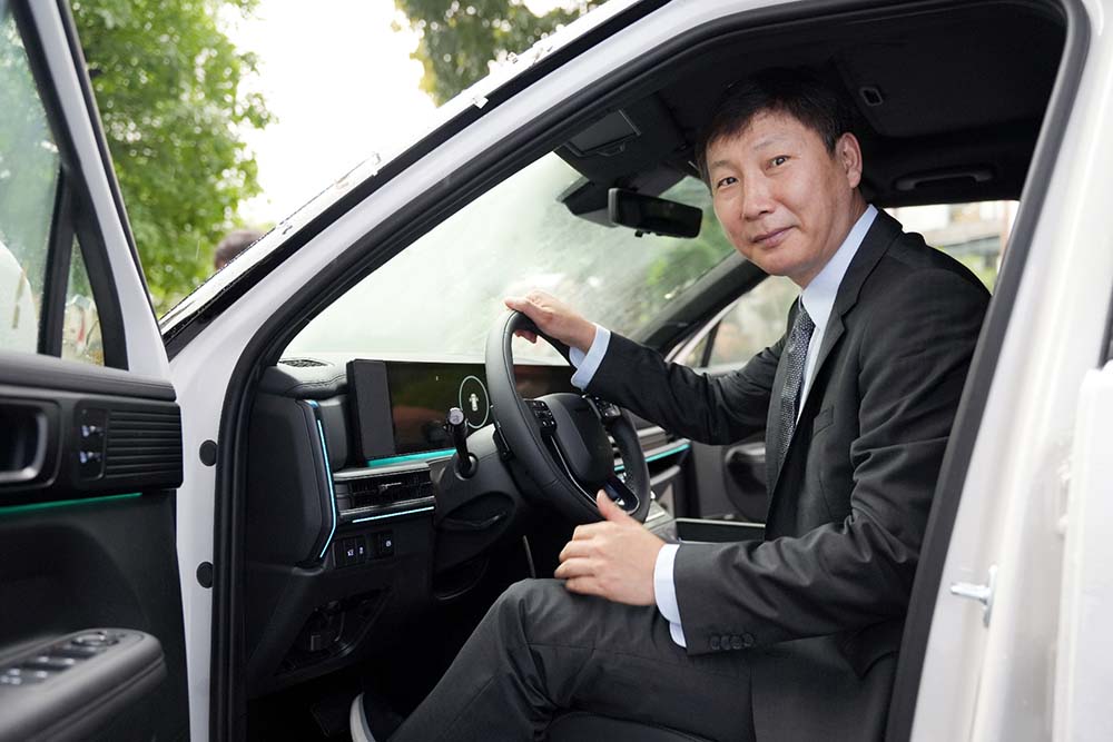 El entrenador metalico de Sang-Sik y la caligrafia de Hyundai Santa Fe 2.5 Turbo. Foto: HTV