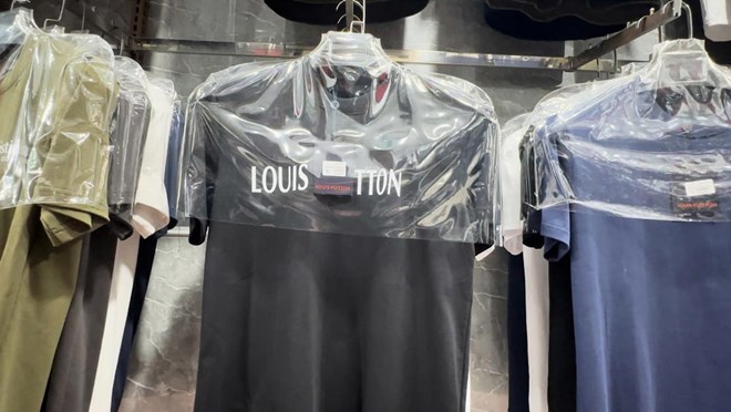 According to Lao Dong on the morning of May 20 at Ninh Hiep market (Gia Lam, Hanoi), the situation of trading in counterfeit goods still occurs openly, despite legal regulations and the presence of functional forces. Photo: Hanh Thom