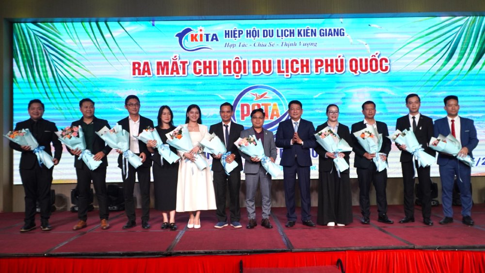 El Director del Departamento de Turismo de Kien Giang, Bui Quoc Thai, presento flores para felicitar a la Asociacion de Turismo Phu Quoc. Foto: Nguyen Anh