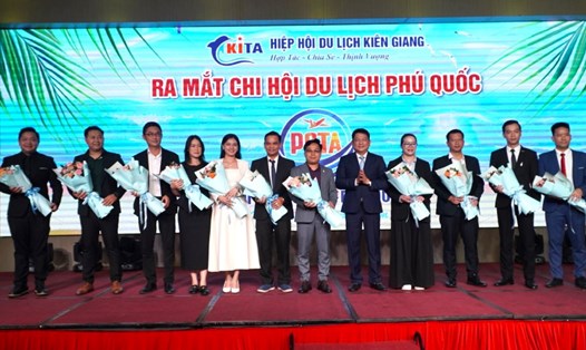 Giám đốc Sở Du lịch Kiên Giang Bùi Quốc Thái tặng hoa chúc mừng Chi hội Du lịch Phú Quốc. Ảnh: Nguyên Anh