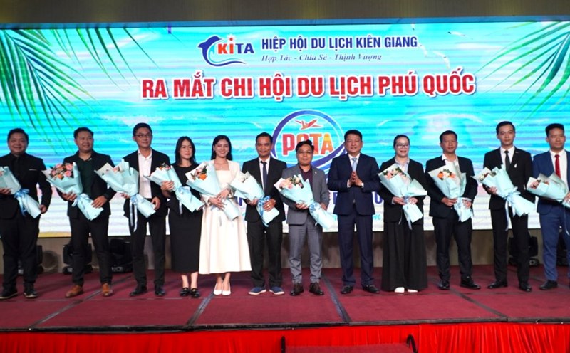 Director of Kien Giang Department of Tourism Bui Quoc Thai presented flowers to congratulate Phu Quoc Tourism Association. Photo: Nguyen Anh