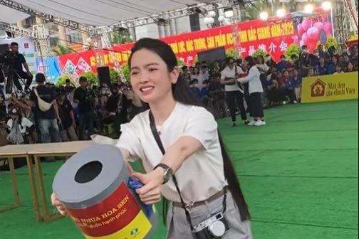 Chu Thanh Huyền tại chương trình cộng đồng mà Quang Hải tham gia. Ảnh cắt từ video