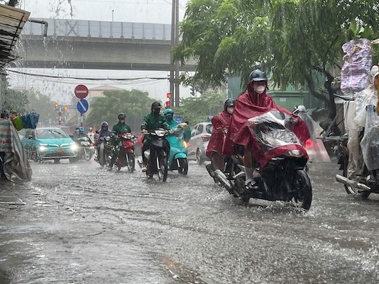 Weather forecast for tomorrow, May 24 in Hanoi: moderate rain, heavy rain and thunderstorms. Photo: Huyen Trang