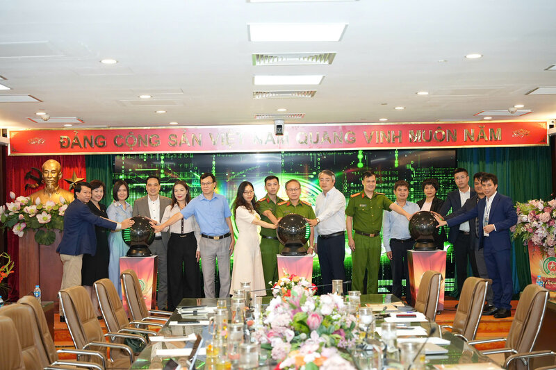 Ms. Phung Nguyen Hai Yen - Deputy General Director of Vietcombank (VCB) (third from left) participated in the Ceremony to announce the pilot implementation of "Remote digital signature portal concentrated on VNeID".