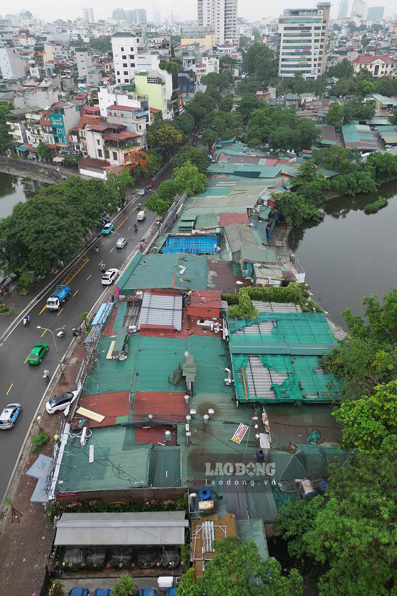 Tuy nhien, nhieu nam qua, khu vuc ven cong vien, dac biet la mat duong Vo Thi Sau, dang bi hang loat ho kinh doanh su dung sai muc dich, bien dat cong thanh noi mo nha hang, quan nhau, bai gui xe, cung nhu cac dich vu rua va sua chua oto, xe may.