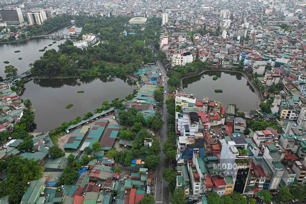 Cong vien Tuoi tre Thu do hien co tong dien tich hon 26ha, nam tren dia ban phuong Thanh Nhan, quan Hai Ba Trung, Ha Noi.