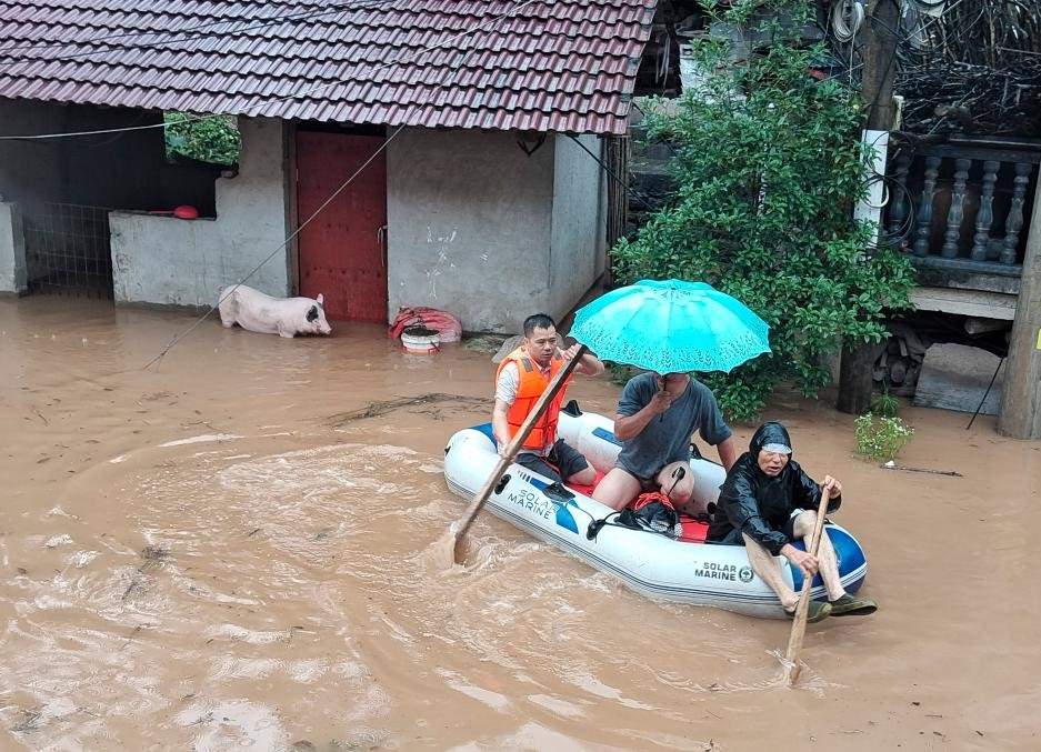 La gente fue evacuada debido a fuertes lluvias en la ciudad de Ky Gia Binh, distrito de Vien Lang, provincia de Hunan, China, 22 de mayo de 2025. Foto: Xinhua