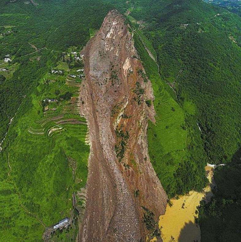Hien truong vu sat lo dat ngay 22.5 tai thi tran Qua Oa. Anh: Xinhua