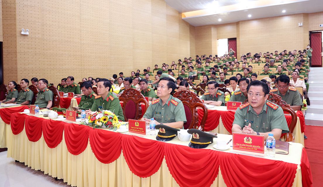 Quang cảnh buổi lễ trao Quyết định cho 68 cán bộ Công an tỉnh An Giang nghỉ hưu trước tuổi. Ảnh: Vũ Tiến