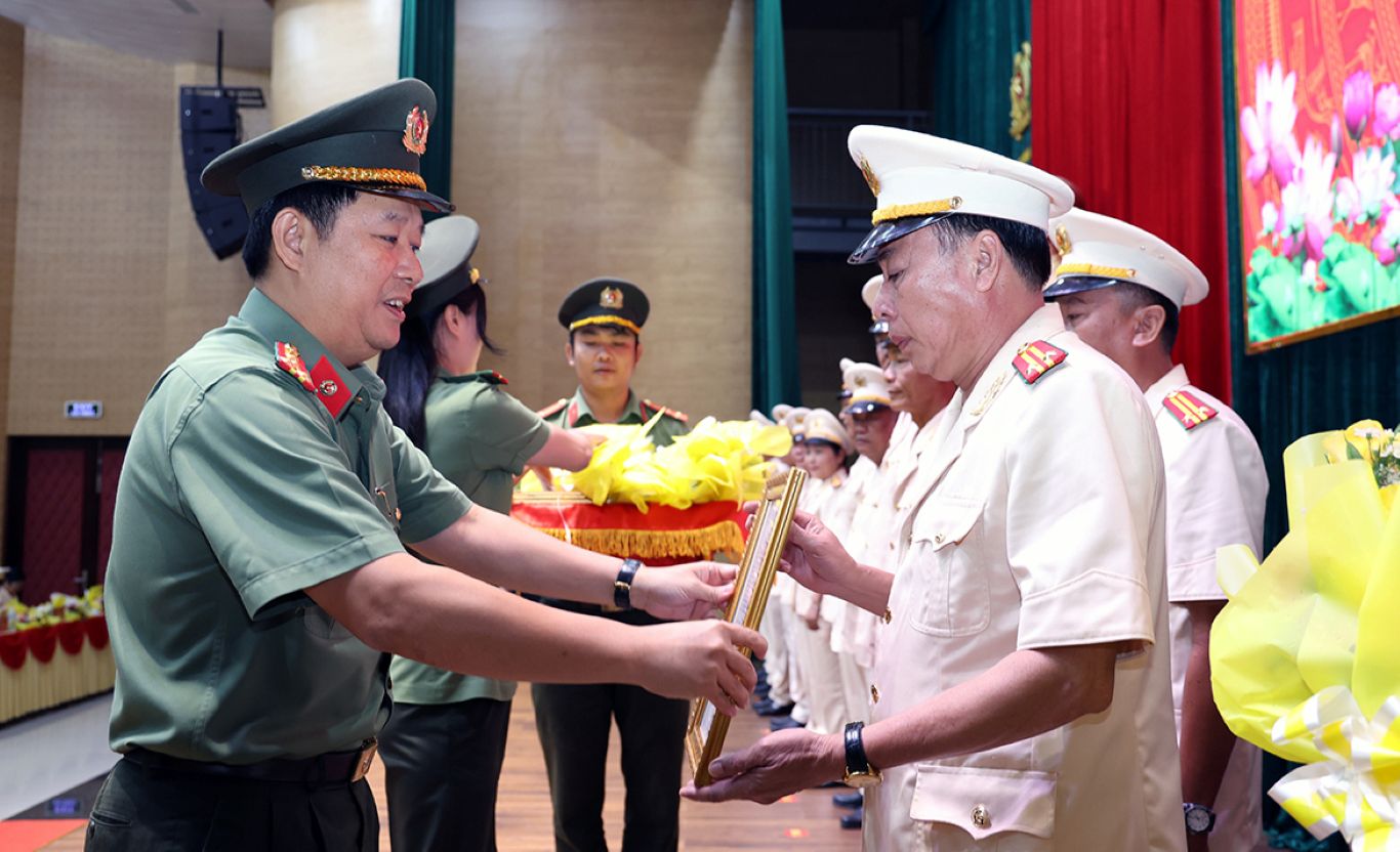 Đại tá Lê Phú Thạnh - Tỉnh ủy viên, Phó Bí thư Đảng ủy, Phó Giám đốc Công an tỉnh An Giang trao quyết định. Ảnh: Vũ Tiến