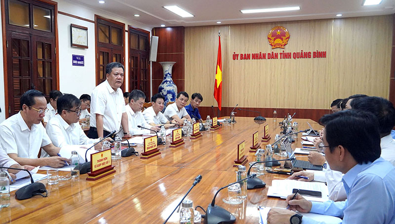 The No. 1 domestic service group discussed the plan to use the assets after the merger of Quang Tri and Quang Binh. Photo: Van Thao