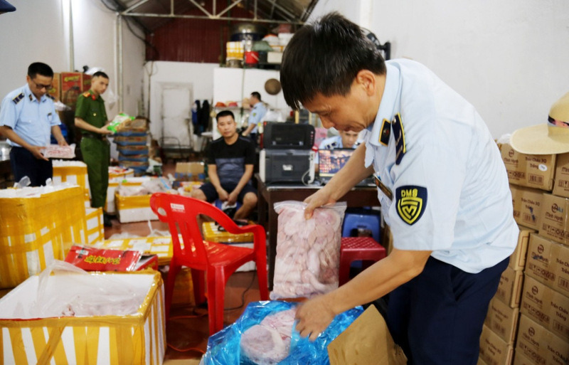 More than 1.2 tons of food of unknown origin have just been discovered. Photo: Tri Dung