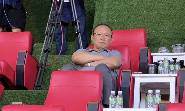 Coach Park Hang-seo watched the match between Hoang Anh Gia Lai and Da Nang. Photo: Minh Phong