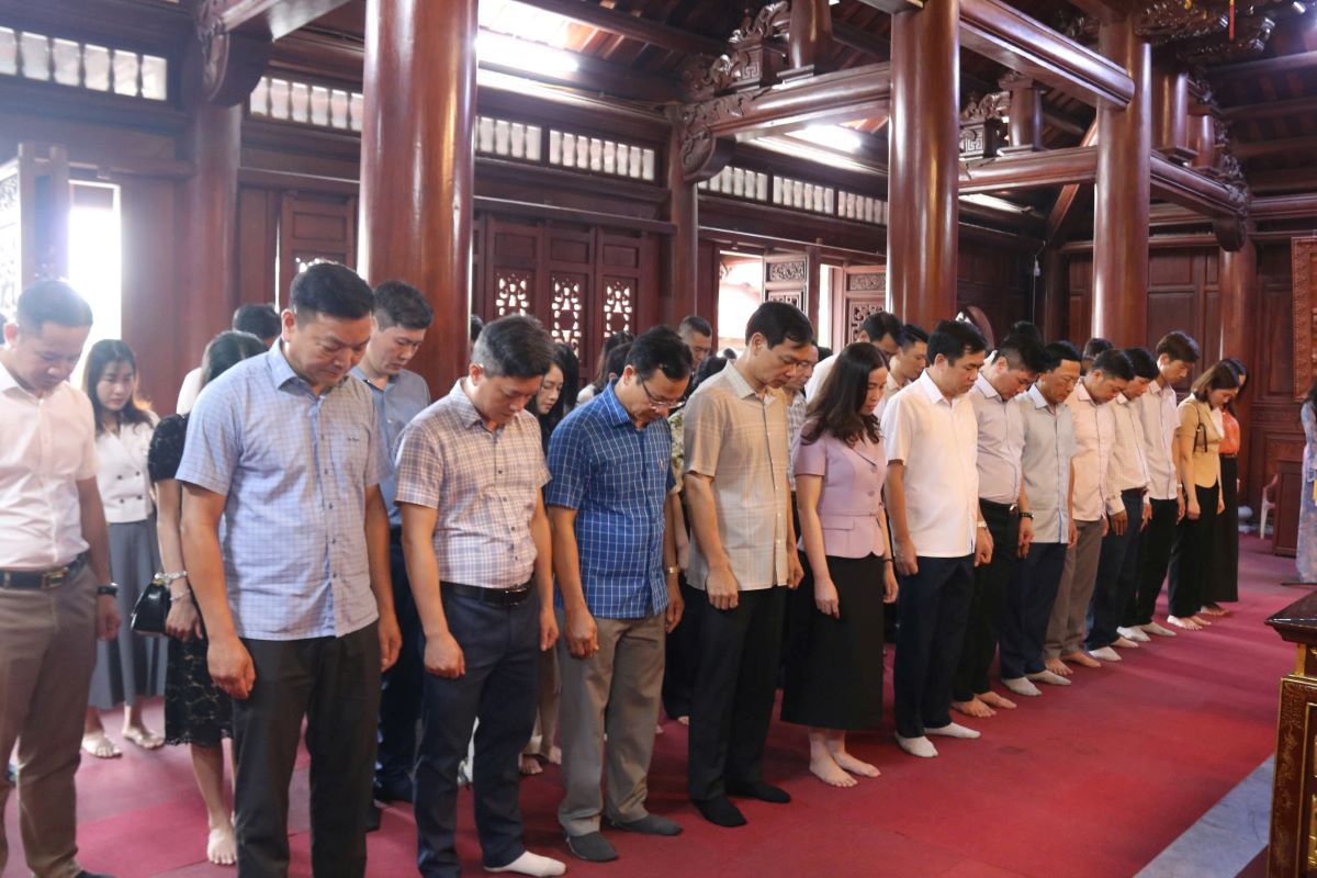 Cac dai bieu dang huong, dang hoa tuong niem Chu tich Ho Chi Minh tai Den tho Bac Ho. Anh: Ba Manh