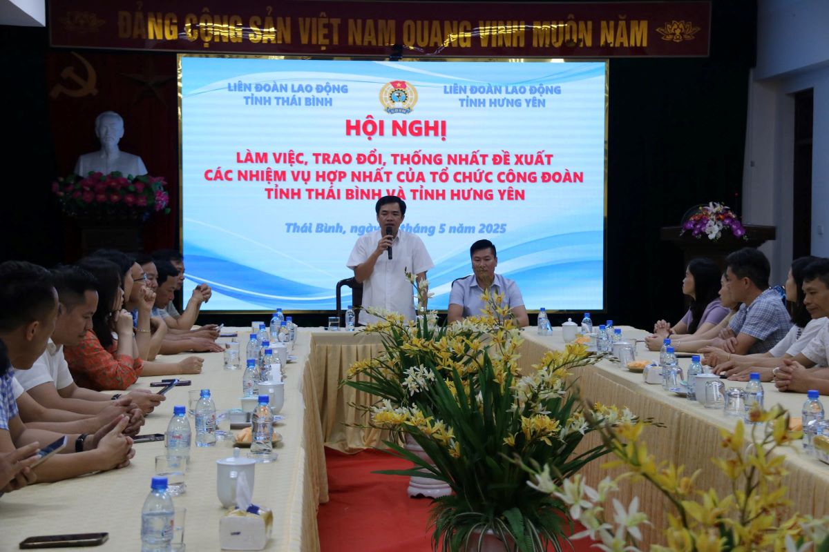 El presidente de la Federacion Laboral Thai Binh, Bui Xuan Vinh, informo una vision general de la operacion de los sindicatos en la provincia. Foto: Ba Manh