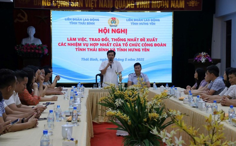 Chairman of the Thai Binh Provincial Federation of Labor Bui Xuan Vinh gave an overview report on the activities of trade unions in the province. Photo: Ba Manh