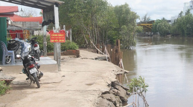 Riverbank landslide on April 30, Bac Lieu city cut off traffic. Photo: Nhat Ho