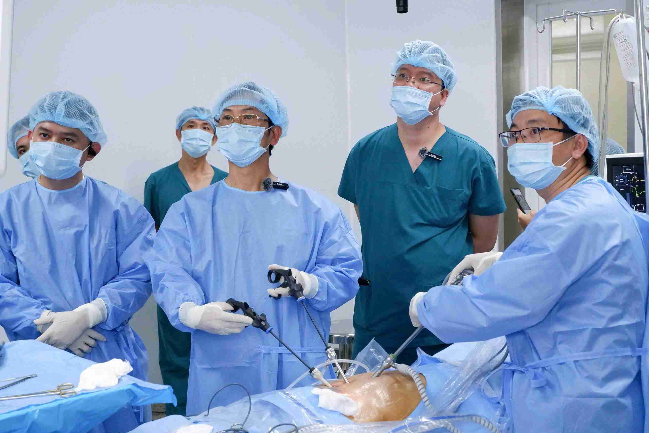 Doctors are given practical thiology surgery and practice the technique on the model. Photo: Bao Trung