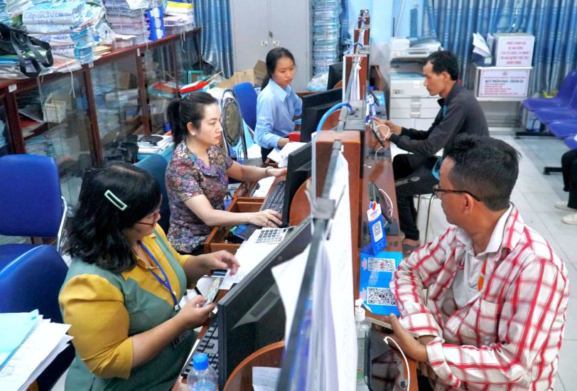 Officers of Vinh Loc A commune, Binh Chanh district (HCMC) handled the application for the people. Photo: Minh Quan