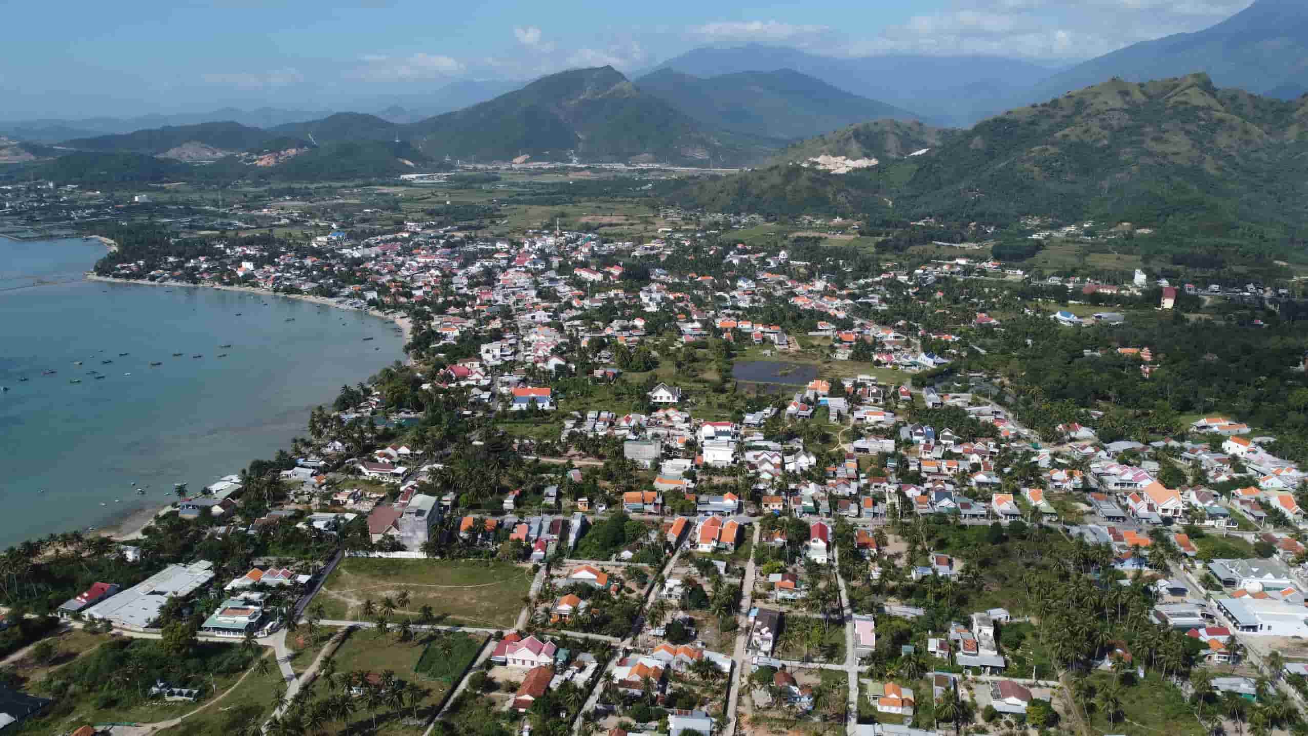 La Junta de Gestion de la Zona Economica Van Phong invierte 2,000 mil millones de carreteras costeras en Khanh Hoa debido al problema. Foto: Huu Long