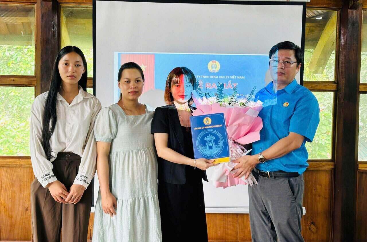 Mr. Nguyen Hop Tien - Chairman of the Chuong My District Labor Federation presented the Decision to establish a grassroots trade union of Rosa Valley Vietnam Co., Ltd. with 27 employees. Photo: Hai Yen