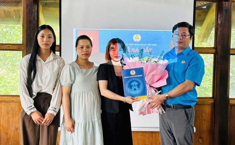 Mr. Nguyen Hop Tien - Chairman of the Chuong My District Labor Federation presented the Decision to establish a grassroots trade union of Rosa Valley Vietnam Co., Ltd. with 27 employees. Photo: Hai Yen