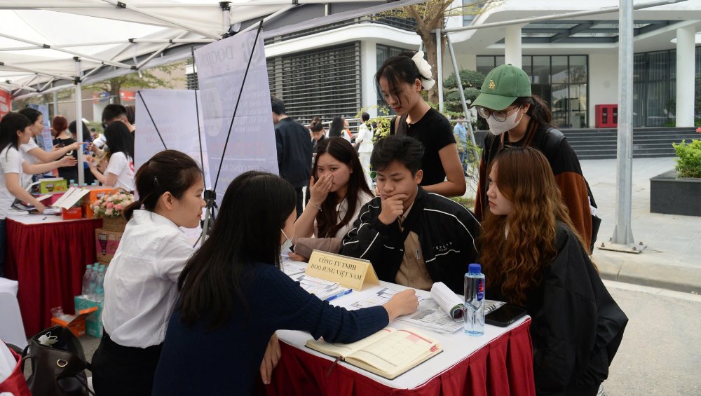 Workers participate in the job fair organized by the Hanoi Employment Service Center in April 2025. Photo: Quynh Chi