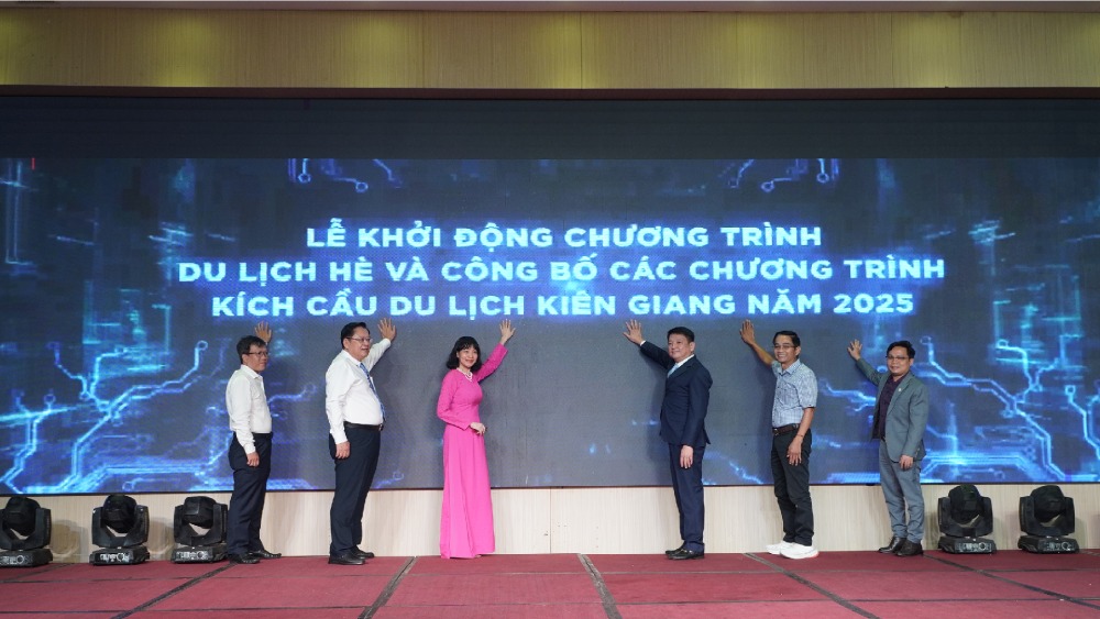 Los delegados realizaron el ritual de lanzar el programa de turismo de verano y anunciaron el programa de estimulo turistico de Kien Giang en 2025 en la ciudad de Phu Quoc. Foto: Nguyen Anh