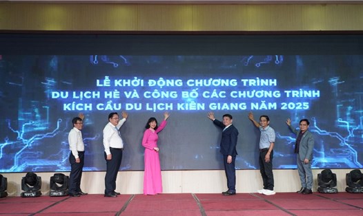 Các đại biểu thực hiện nghi thức khởi động chương trình Du lịch Hè và Công bố các chương trình kích cầu Du lịch Kiên Giang năm 2025 tại TP Phú Quốc. Ảnh: Nguyên Anh