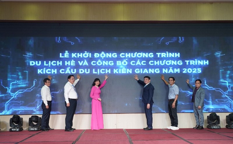 Delegates performed the launching ceremony of the Summer Tourism Program and Announced the programs to stimulate Kien Giang Tourism in 2025 in Phu Quoc City. Photo: Nguyen Anh