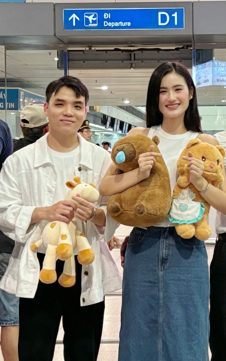 Y Nhi nhieu lan duoc ban trai don o san bay. Anh: Nhan vat cung cap