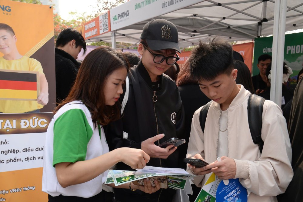 Students participate in career guidance and vocational counseling sessions in Hanoi. Photo: Quynh Chi