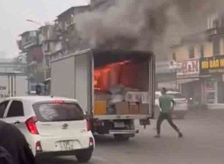 Las personas que no pertenecen a la prevencion de incendios, la lucha y la fuerza de rescate cuando participan en la lucha contra incendios tienen derecho a la fomento prescrita. Foto: Huu Chanh