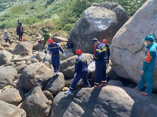 A decomposing male body was discovered on Son Tra peninsula, Da Nang. Photo: Da Nang City Police