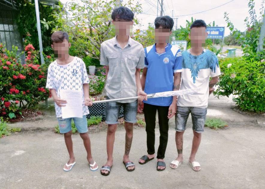 Nhóm thanh niên mang dao tự chế để đi giải quyết mâu thuẫn bị Công an kịp thời ngăn chặn. Ảnh: Công an cung cấp
