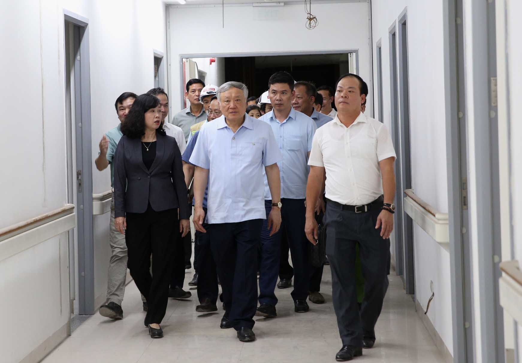 Uy vien Bo Chinh tri, Pho Thu tuong Thuong truc Chinh phu Nguyen Hoa Binh thi sat, kiem tra Du an dau tu xay dung co so 2 BV Bach Mai - Anh: VGP/Nguyen Hoang.