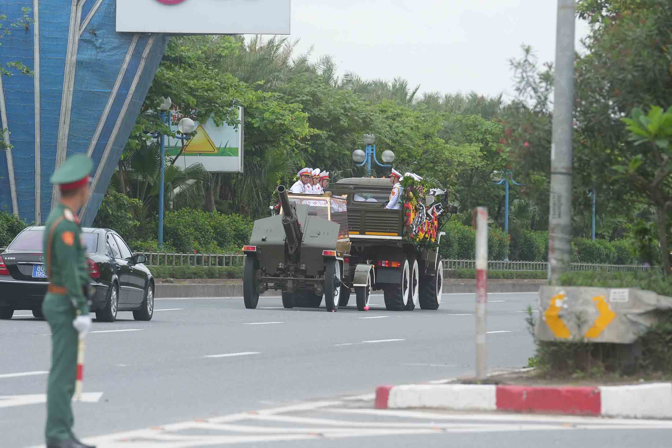 8h35, đoàn xe tang lễ nguyên Chủ tịch nước Trần Đức Lương di chuyển qua cầu Nhật Tân hướng về Sân bay Nội bài trước khi rời Thủ đô về với đất mẹ Quảng Ngãi. Ảnh: Hữu Chánh 