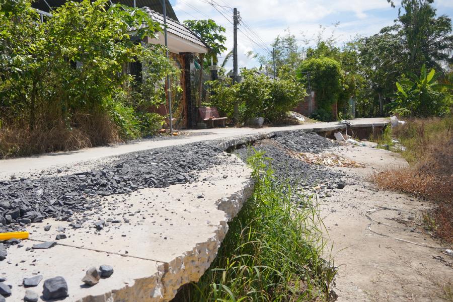 4m wide road in Can Tho collapsed and a large frog's jaw appeared