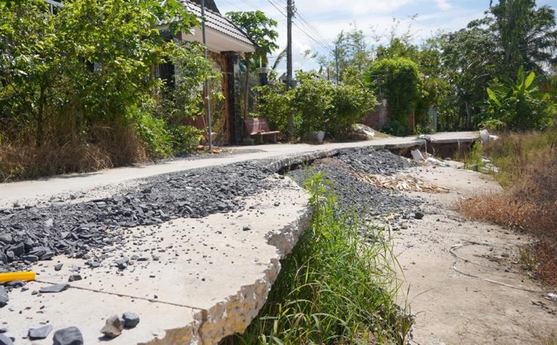 4m wide road in Can Tho collapsed and a large frog's jaw appeared