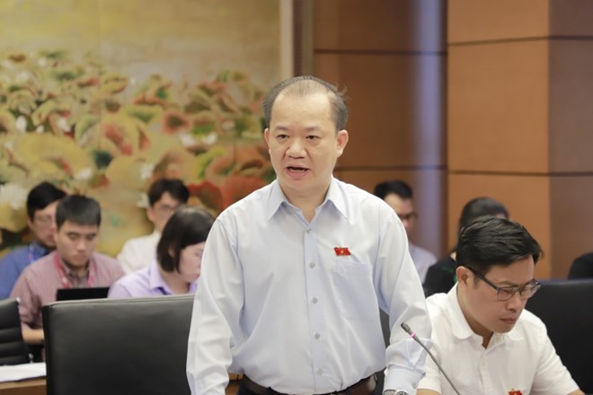 National Assembly delegate Bui Hoai Son proposed to unify the positions of Secretary and Chairman of the People's Committee at the commune level after the merger. Photo: Pham Dong