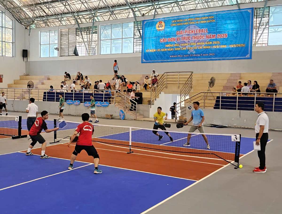 Los atletas compitieron en el torneo Pickleball Khanh HOA organizado por el Comite del Partido y las Autoridades Provinciales: Phuong Linh