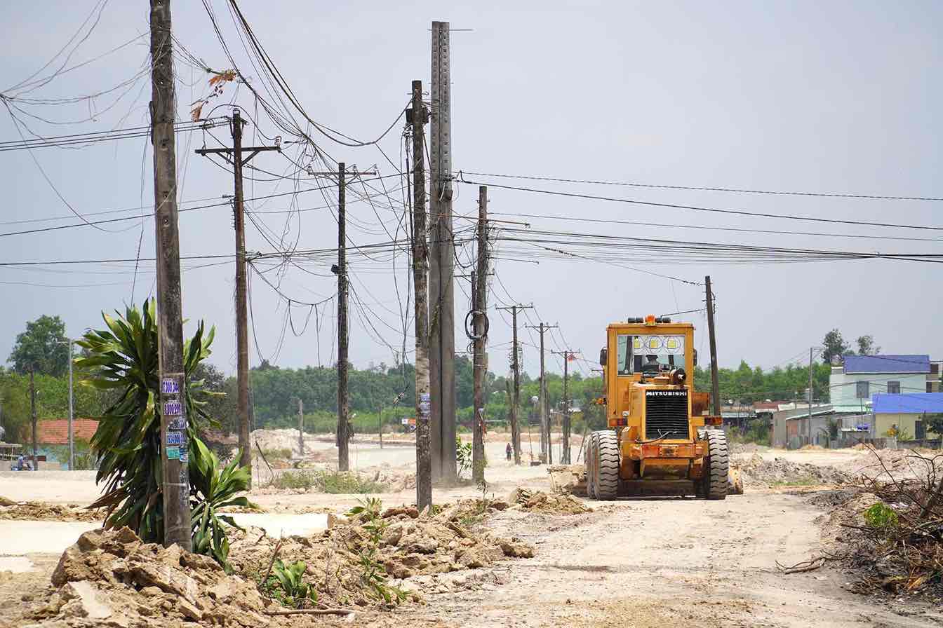 Electrical infrastructure at the Bien Hoa - Vung Tau expressway project through Long Thanh district. Documentary photo: HAC