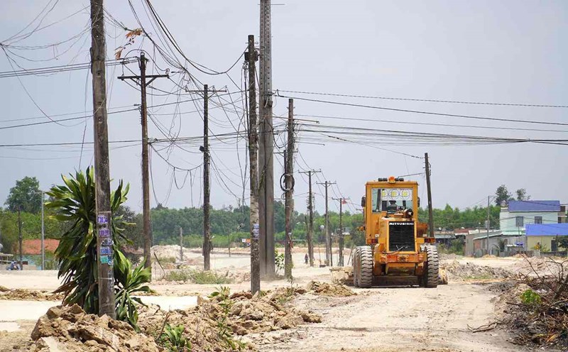 Electrical infrastructure at the Bien Hoa - Vung Tau expressway project through Long Thanh district. Documentary photo: HAC