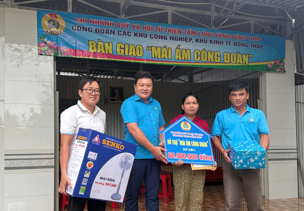 Cong doan Cac khu cong nghiep, khu kinh te Dong Thap va Cong doan co so Cong ty TNHH Xuat nhap khau Co May da trao tang qua chuc mung gia dinh chi Phan Thi Ha. Anh: Thanh Nhan