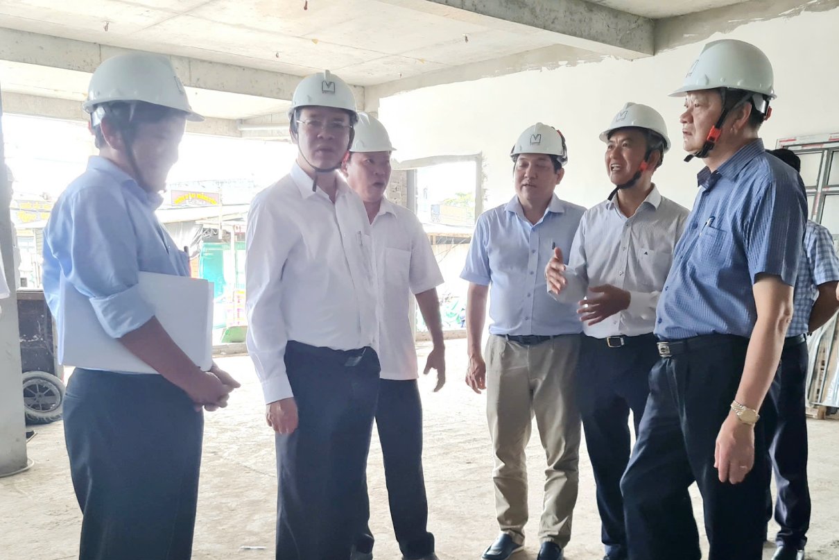 Chủ tịch UBND TP Cần Thơ Trương Cảnh Tuyên đi khảo sát một số địa điểm quan trọng, nhằm chuẩn bị chu đáo nơi ăn, ở và trụ sở làm việc cho đội ngũ cán bộ, công chức sau khi thực hiện sắp xếp. Ảnh: Tạ Quang