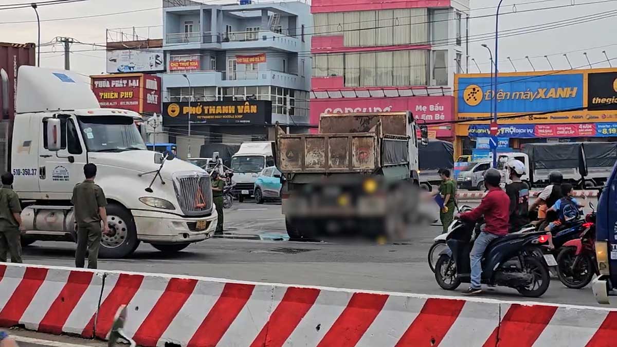 The scene of the accident between a dump truck and a motorbike that occurred at the intersection of Thanh Nien - Tran Van Giau road, Binh Chanh district, killing 1 person. Photo: Minh Tam