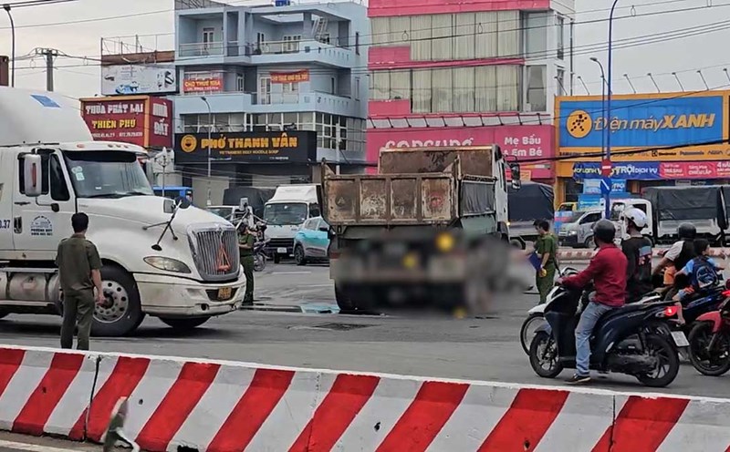 The scene of the accident between a dump truck and a motorbike that occurred at the intersection of Thanh Nien - Tran Van Giau road, Binh Chanh district, killing 1 person. Photo: Minh Tam