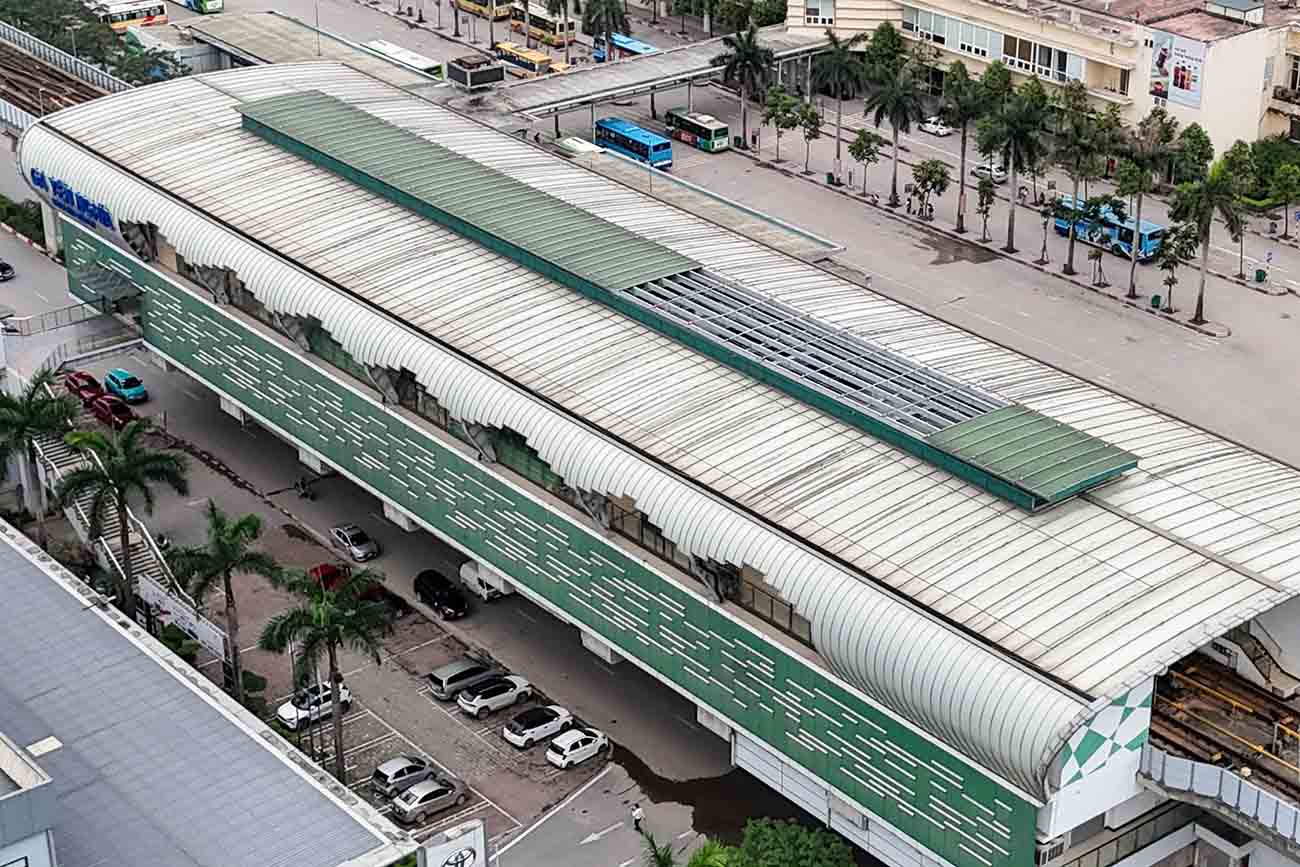 About 50m2 of the roof of Yen Nghia station on the Cat Linh - Ha Dong (Hanoi) metro line was damaged. Photo: Thang Nguyen