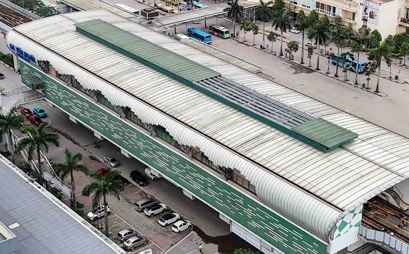 About 50m2 of the roof of Yen Nghia station on the Cat Linh - Ha Dong (Hanoi) metro line was damaged. Photo: Thang Nguyen
