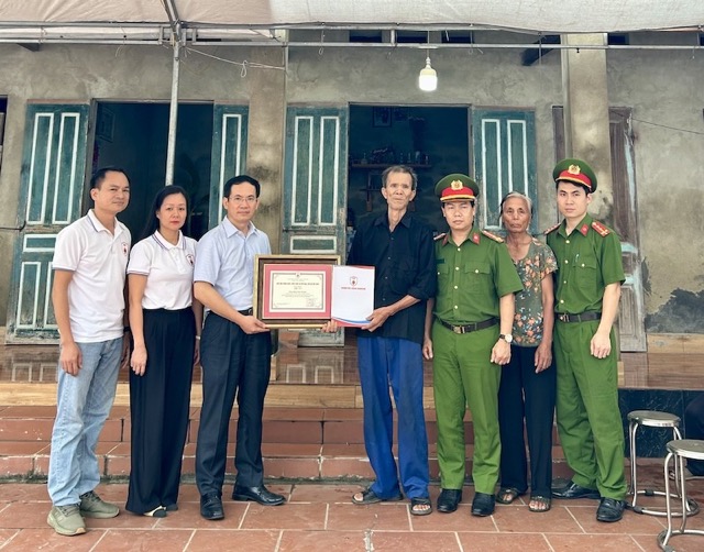 La delegacion otorgo la cantidad de VND 20 millones del fondo de "vida pacifica" de la Asociacion a la familia juvenil murio al salvar a las personas ahogadas. Foto: Asociacion de prevencion y lucha de incendios proporcionadas